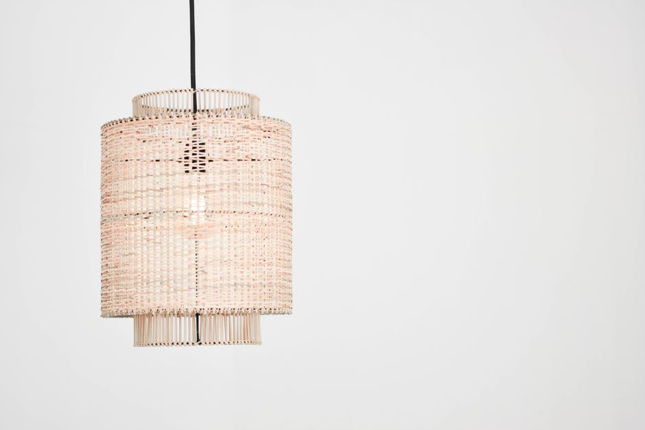 Een stijlvolle bohémien rotin suspensie die een warme sfeer in een moderne woonkamer toevoegt.